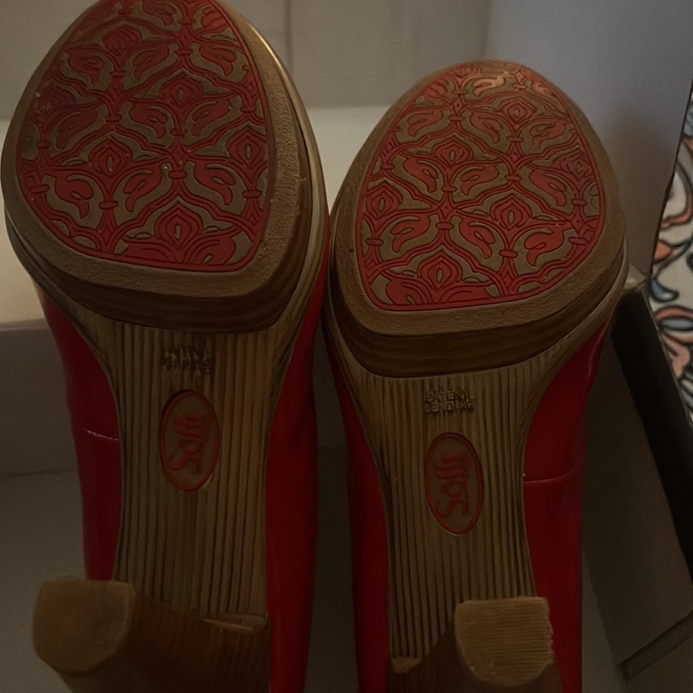 Red Heels. - Picture 4 of 4